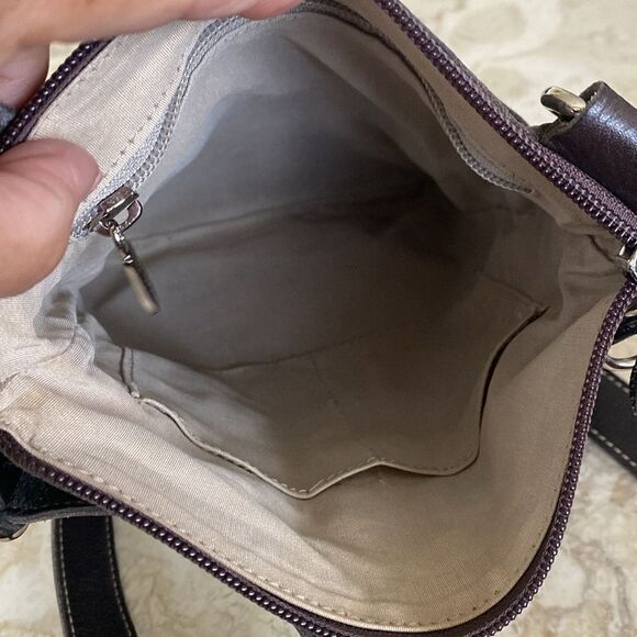 Roots Leather Village Crossbody Bag - Picture 9 of 12